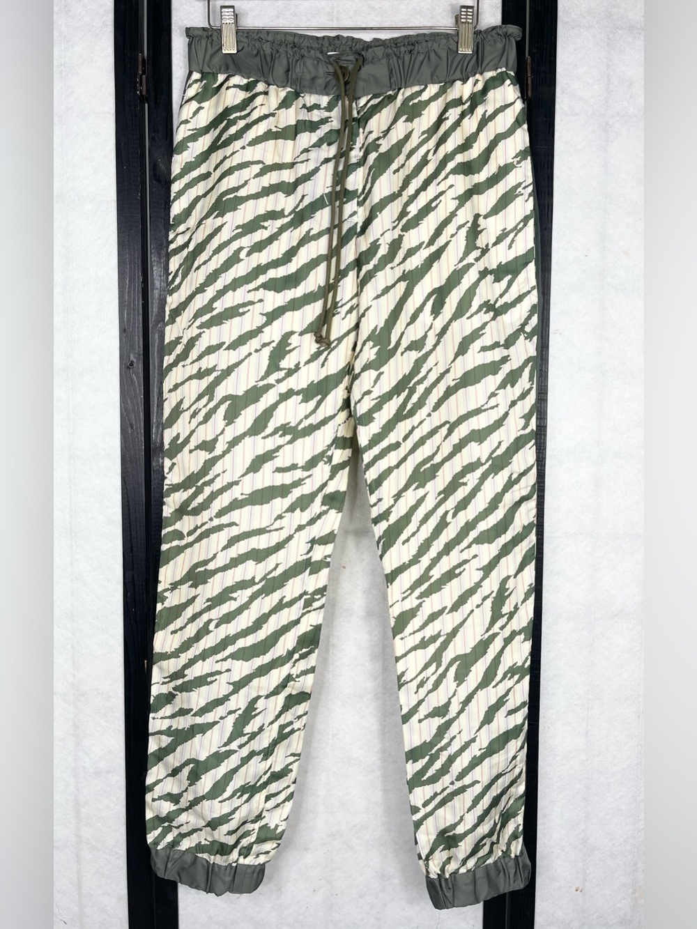SACAI luck Olive & Cream Tiger-Stripe Drawstring Joggers. Size: 3